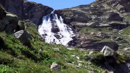 Ce mec simule une escalade de montagne