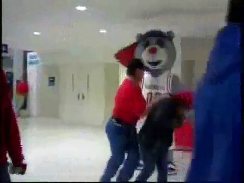 L'ours en peluche qui fait peur aux passants