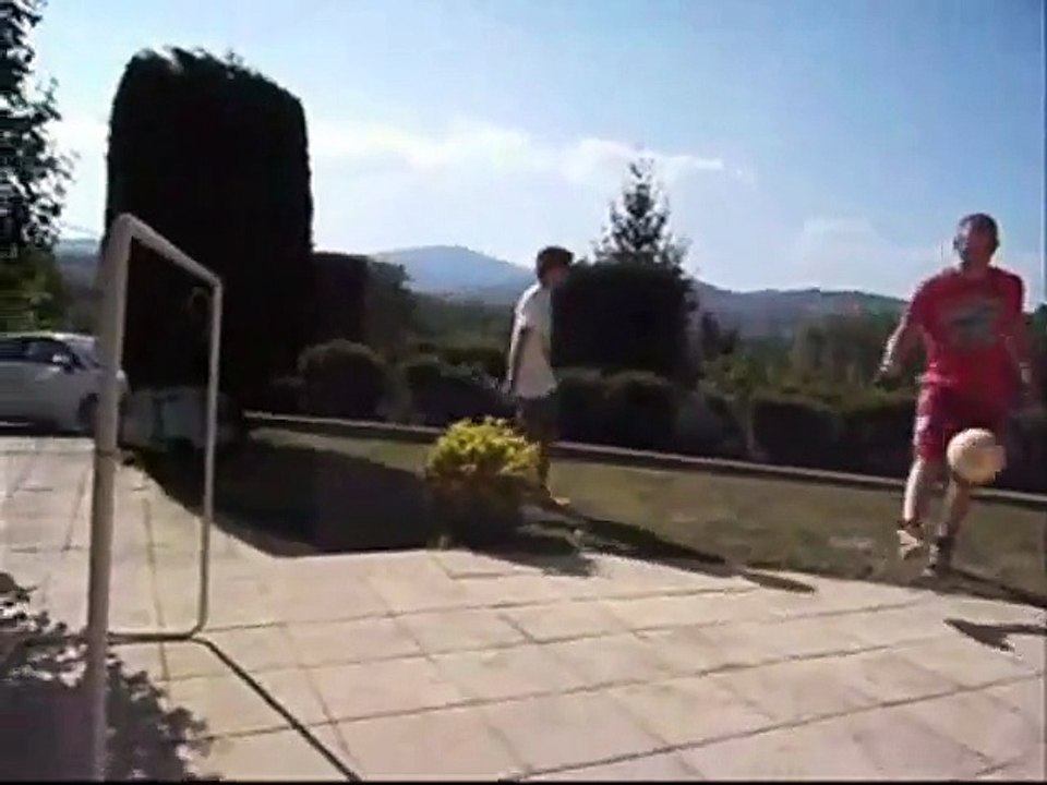 Il se prend le ballon en pleine figure