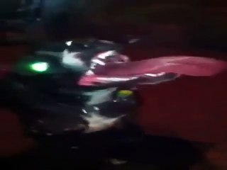 Un horrible chien aux yeux verts lèche une vitre