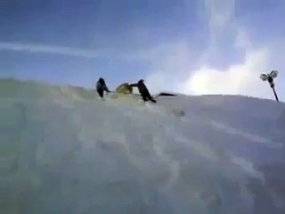 Cet homme se fait écraser par une boule de neige géante