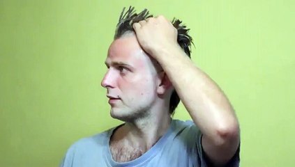 Il se rase en stopmotion, bizarre...