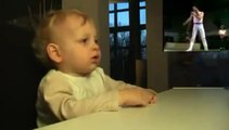 Un bébé déjà grand fan du groupe de musique Queen