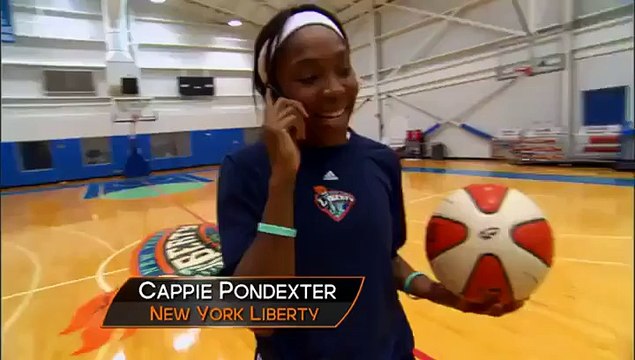 Deux championnes de basket mettent des paniers incroyables