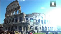 Dos turistas californianas pilladas grabando sus iniciales en el Coliseo de Roma
