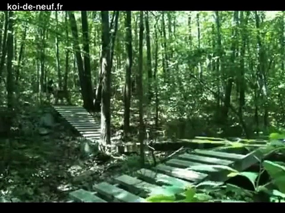 Ce cycliste fait une chute énorme en vélo