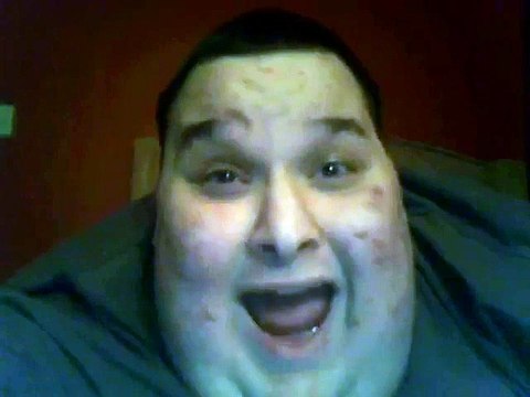 Un drôle de type chante devant sa webcam