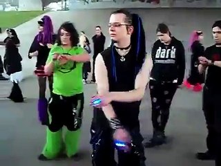 Des marginaux danse comme des fous sous un pont