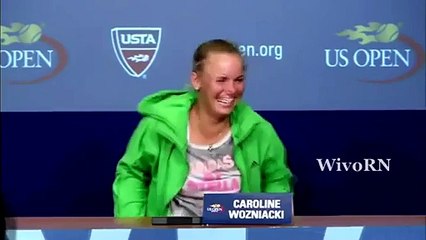 Caroline Wozniacki imite Nadal avec sa crampe