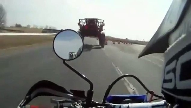 Comment dépasser un tracteur avec sa moto