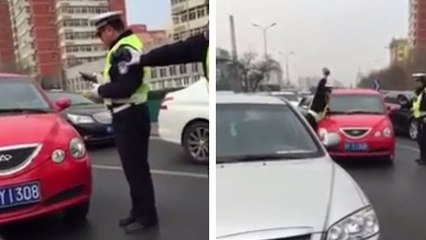 Un automobiliste se croit dans GTA et force un barrage de police