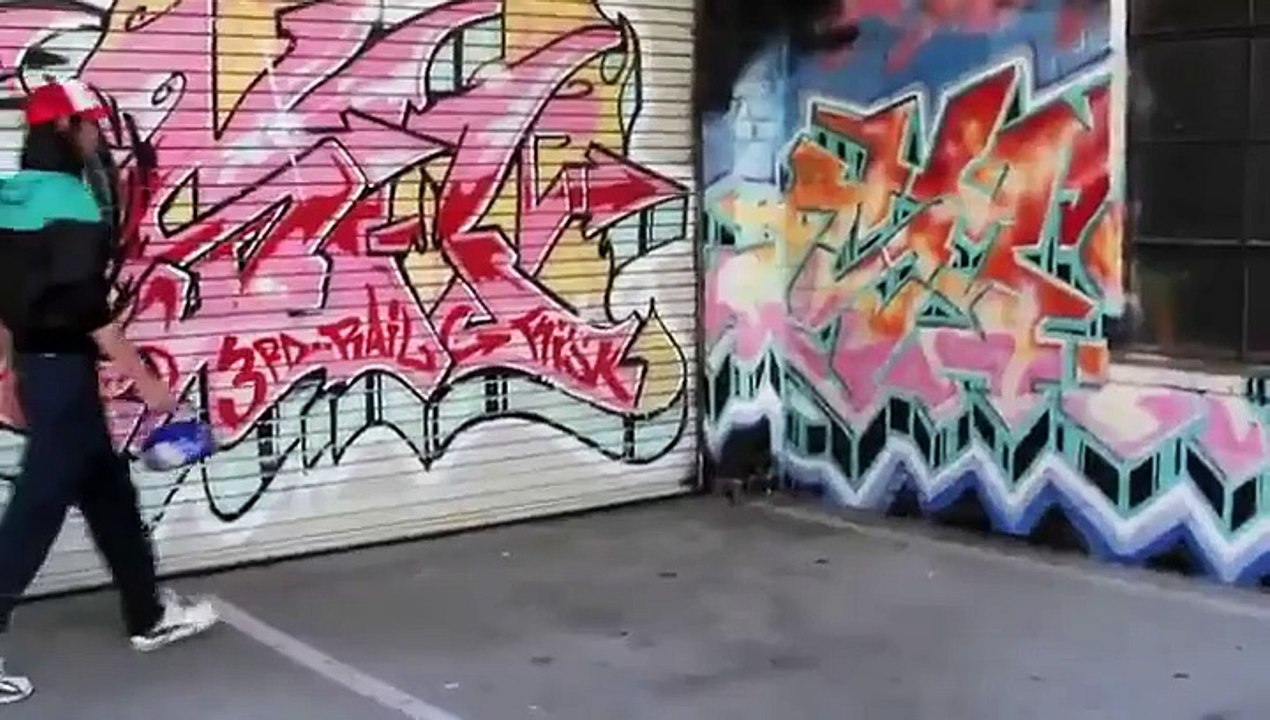 Un taré danse comme un fou. ENORME...