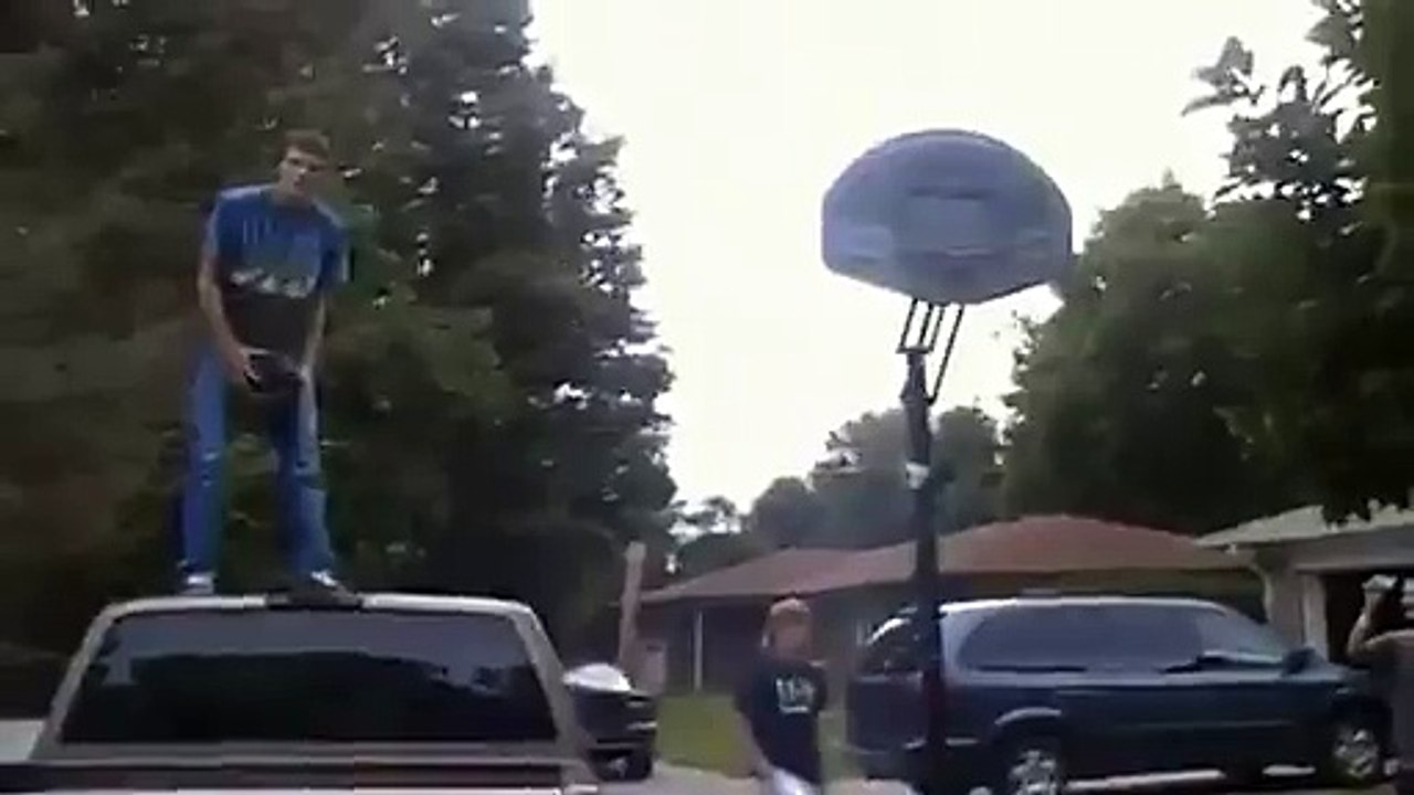 Le panier de basket lui tombe dessus alors qu'il fait un dunk
