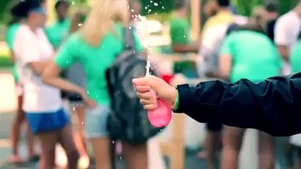 La plus grosse bataille de bombes à eau du monde. IMPRESSIONNANT!!!