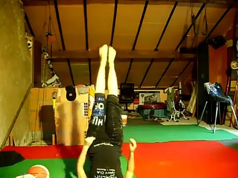 Une artiste jongle avec 5 ballons de baskets