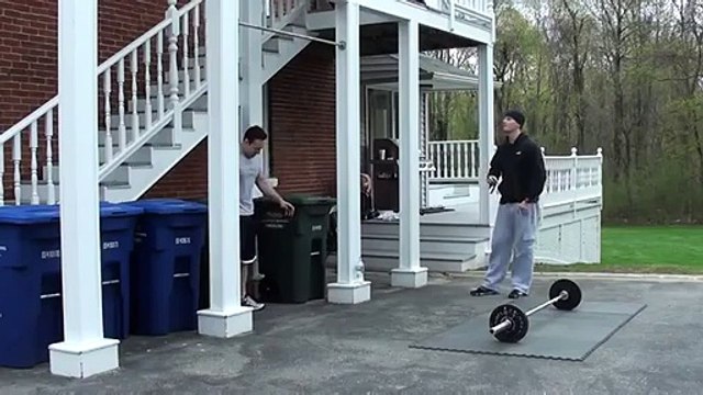 Régis fait des tractions chez lui avec un ami