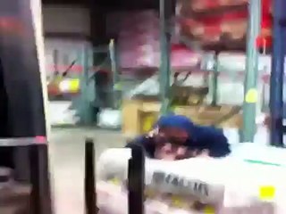 Un élévateur soulève une pièce de monnaie