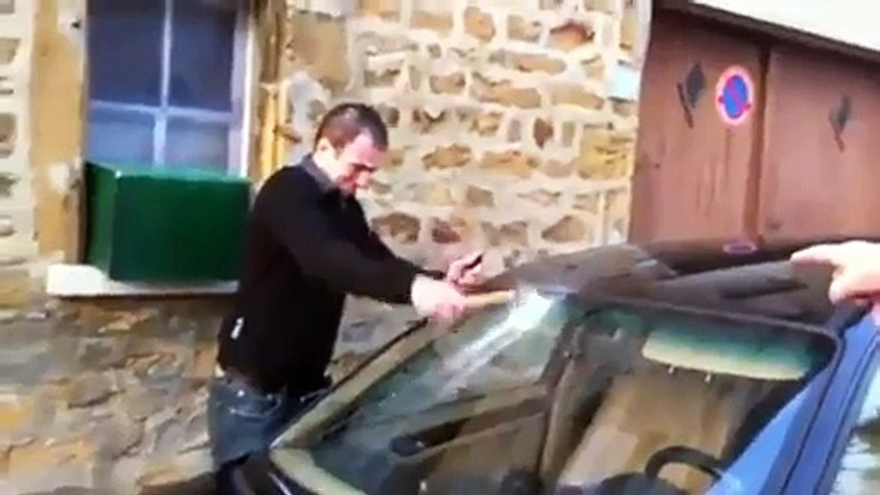 Le boulet qui oublie ses clefs dans sa voiture!