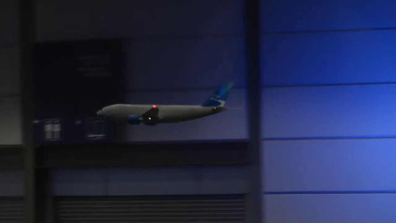 Vol réaliste d'un avion Airbus A310 radiocommandé