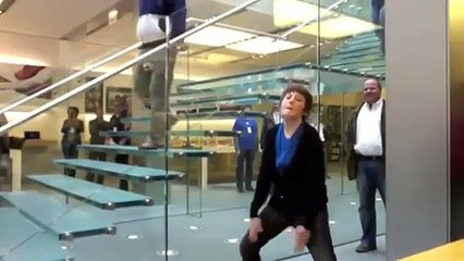 Un ado qui danse dans un Apple store