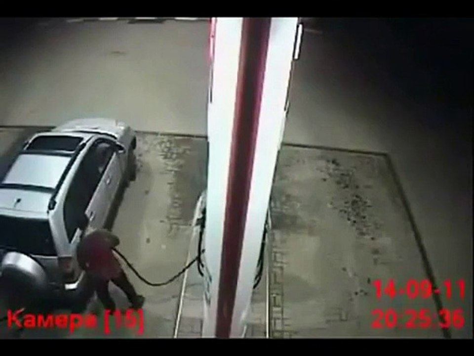 Régis à la pompe à essence avec son 4x4