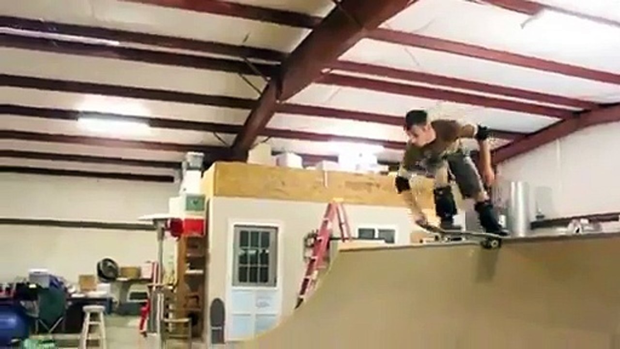 Il change de skate en plein saut le boss!