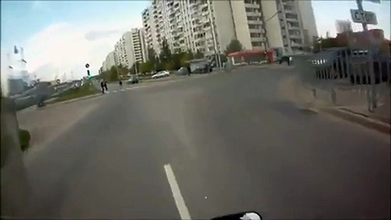 Ce motard manque de se faire tuer par un piéton