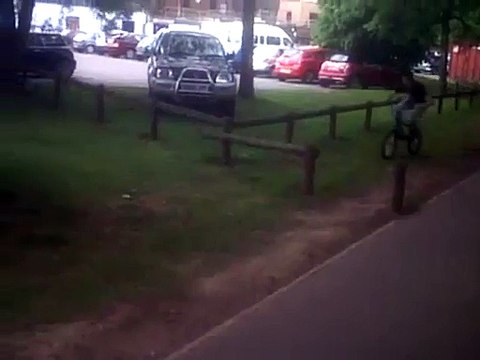 Superbe faceplant lors d'un saut en BMX