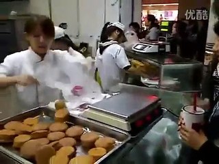 Une asiatique aux mains très expertes