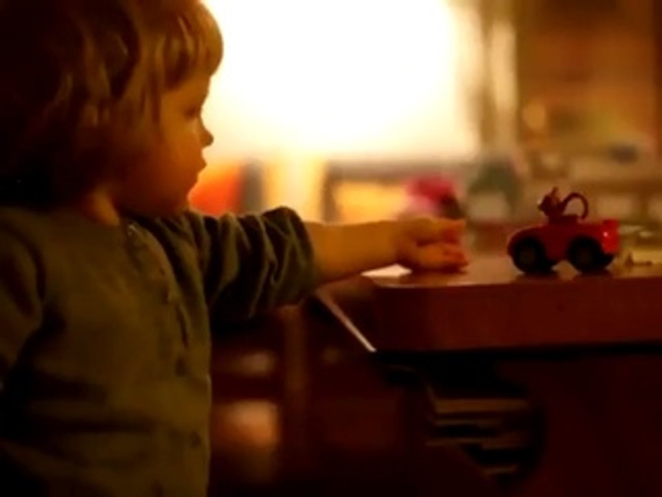 Une petite tête blonde au rire diabolique