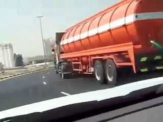 Une file de camion de plusieurs kilomètres pour aller faire le plein de pétrole