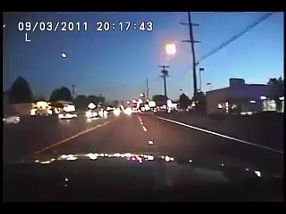 Les flics foncent dans une maison en pleine course poursuite