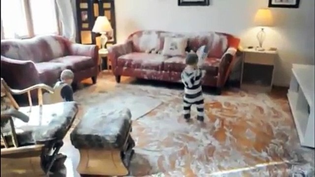 Deux petites têtes blondes détruisent le salon