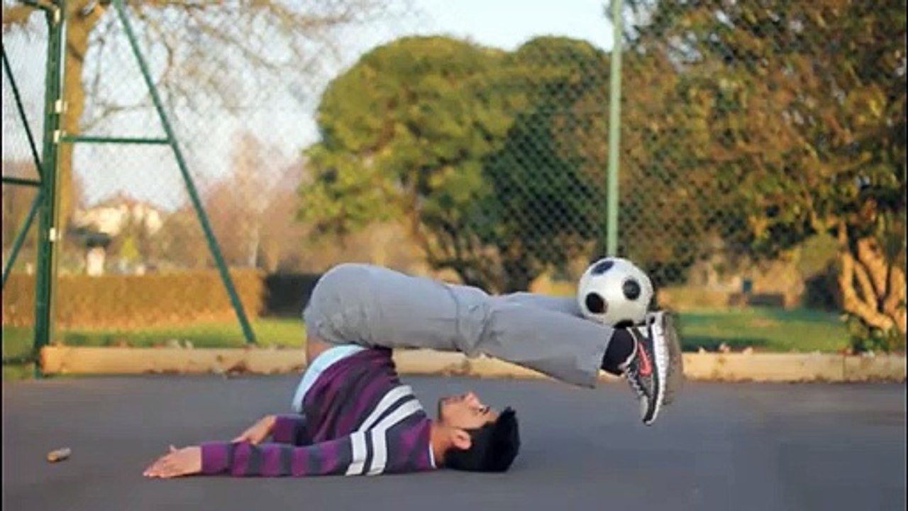 Abbas Farid nous fait une super demo de foot freestyle