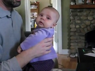 En s'entendant pleurer, il se calme