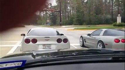 Deux Corvette se rentre dedans en faisant une course