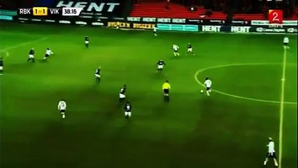 Deux joueurs de foot syncros dans leurs gestes