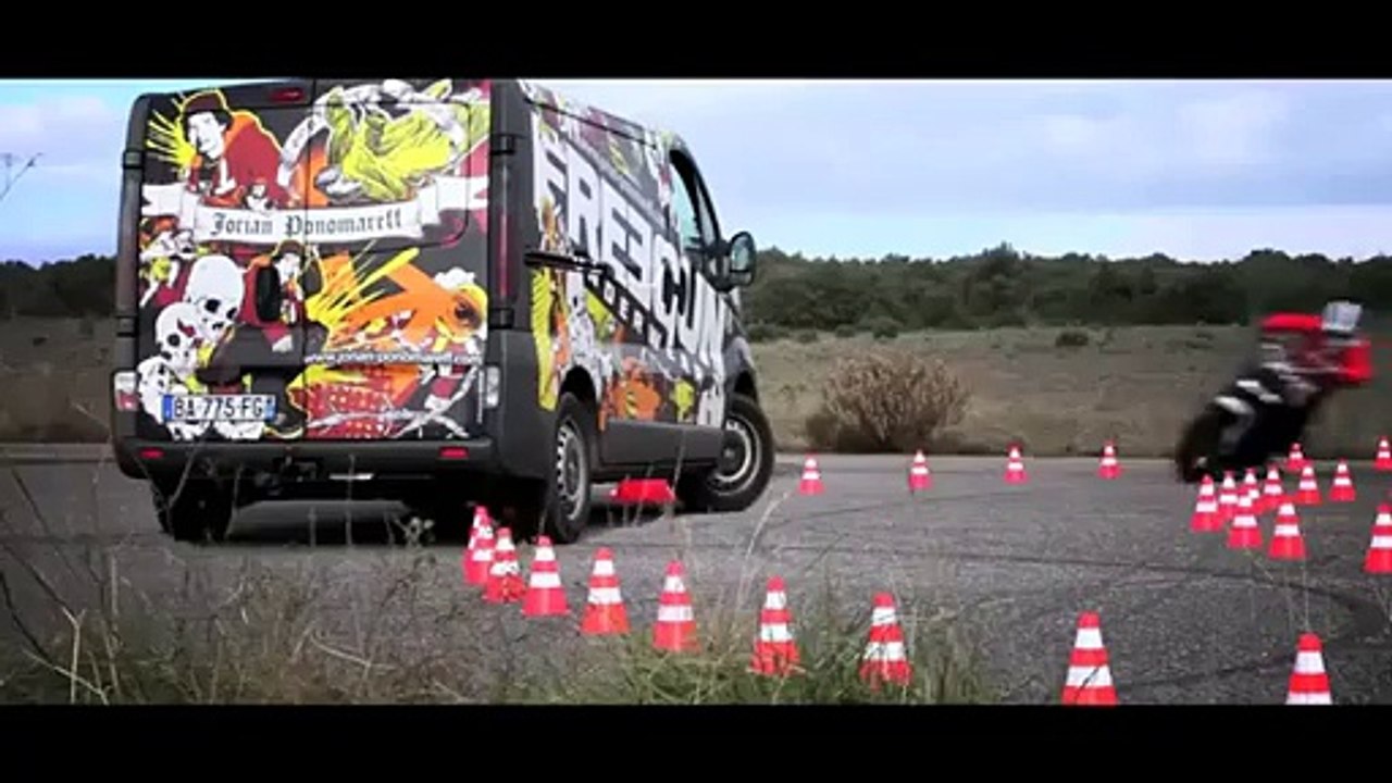 Il fait des drifts et acrobaties en moto