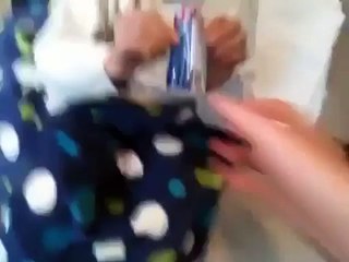 Mamie découvre les bonbons qui pétillent