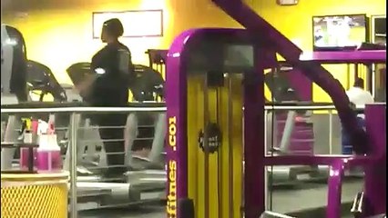 Janet Jackson s'entraîne à danser sur un tapis de course