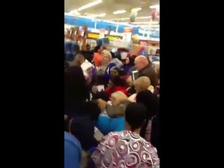 Des gens hystériques pour le lancement d'un nouveau jouet