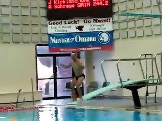 Il plonge dans la piscine de deux plongeoirs