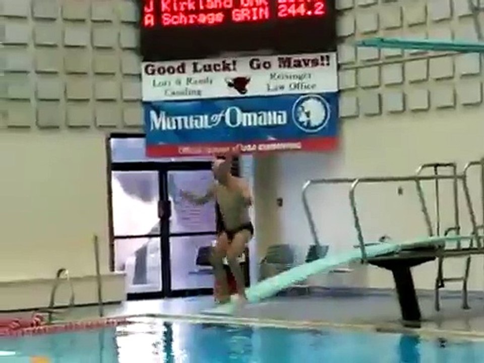 Il plonge dans la piscine de deux plongeoirs