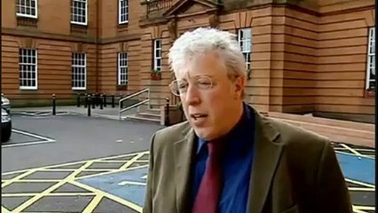 Il se prend un sac en pleine gueule pendant l'interview