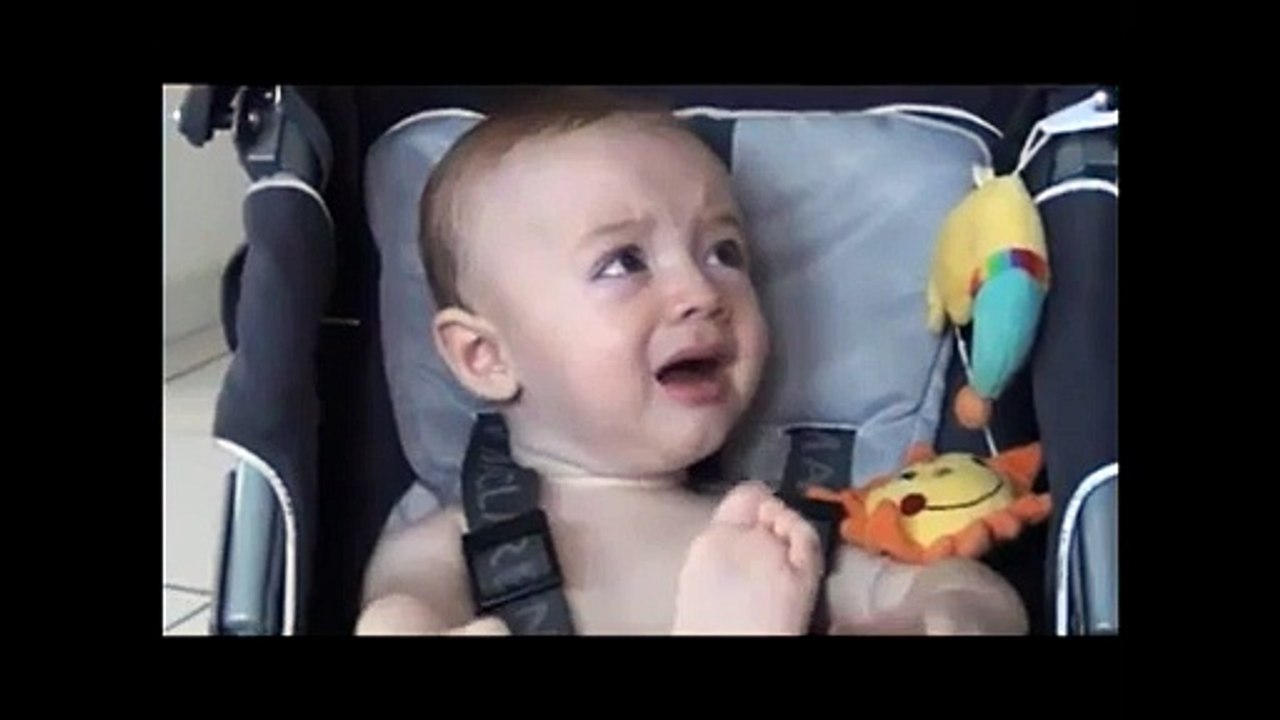 Ce bébé aime le coton-tige dans l'oreille