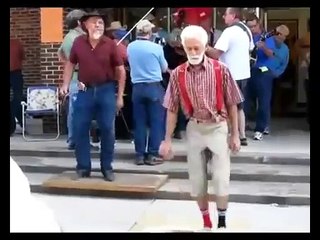 Les petits papys dansent sur la techno