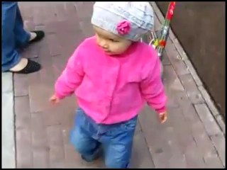 Un bébé qui aurait pu se faire très mal...