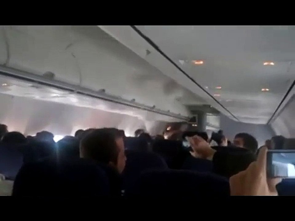 Une bataille de coussins dans un avion