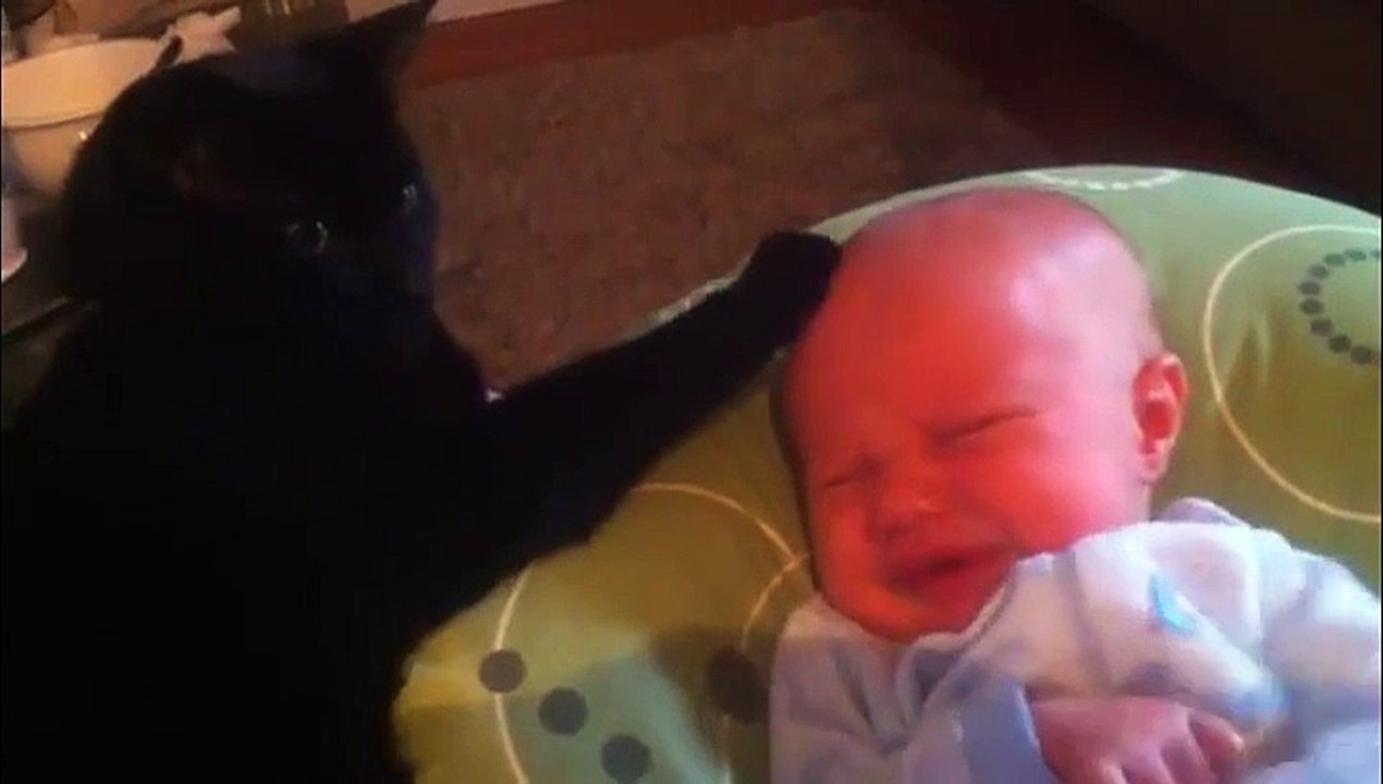 Elle berce son bébé pour qu'il se calme