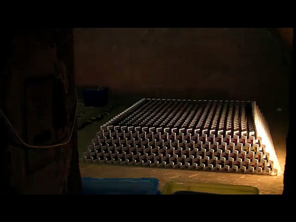 Une pyramide de domino presque réussie